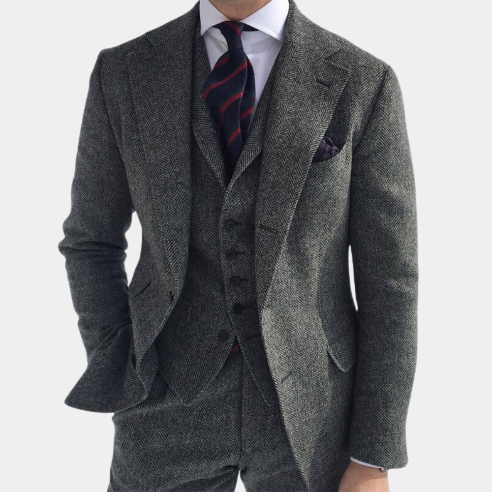 "Klassisk tredelt sommerdress for menn i grått, perfekt for stilfulle anledninger, med jakke, vest og bukser."