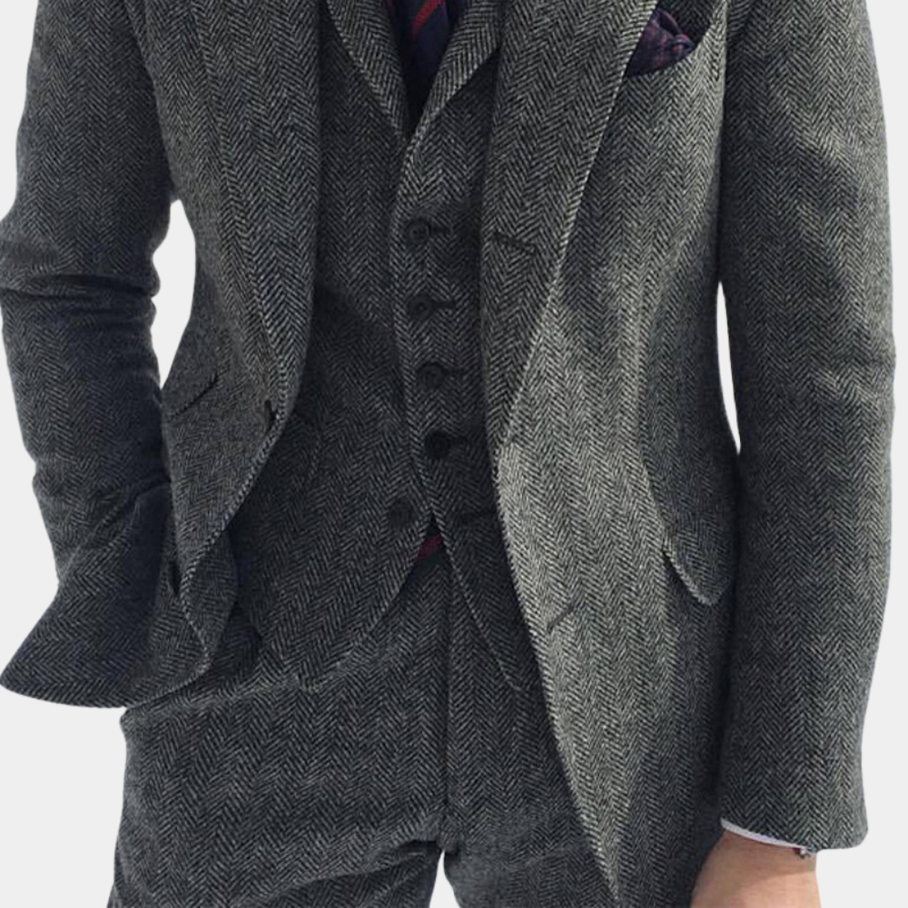 "Klassisk tredelt sommerdress for menn i grått, perfekt for stilfulle anledninger, med jakke, vest og bukser."