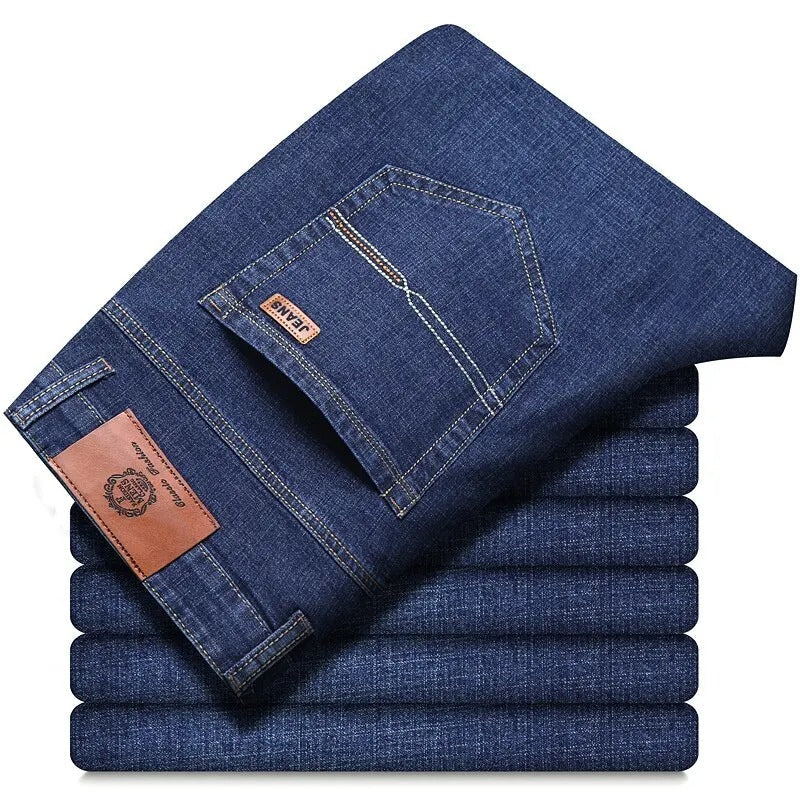 Slim fit herrejeans i blå. Moderne design som sikrer komfort og en stilig look. Perfekt for herremote.
