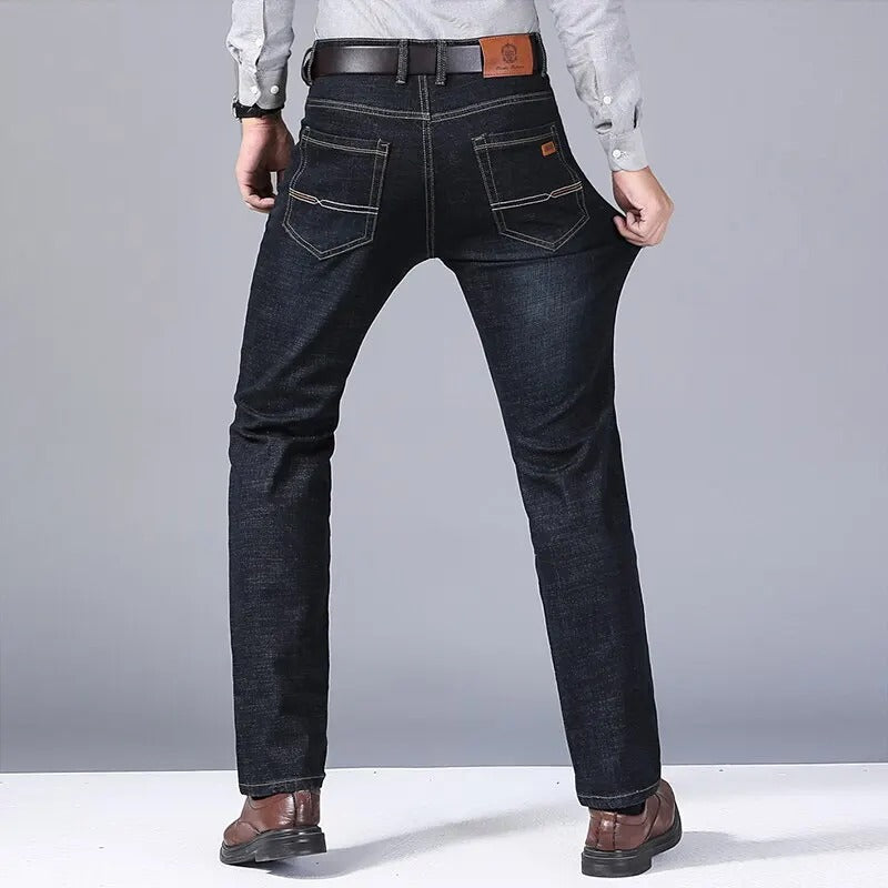 Svarte slim fit herrejeans. En allsidig klassiker for hverdag og en elegant tidløs stil.