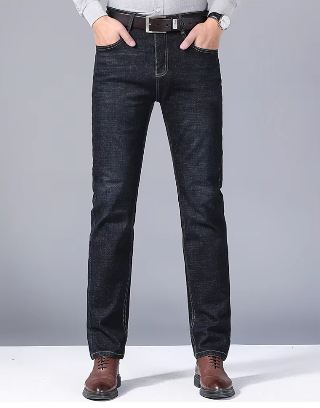 Tidløse herrejeans i klassisk blå, ideelle for en avslappet, men stilig hverdagslook.
