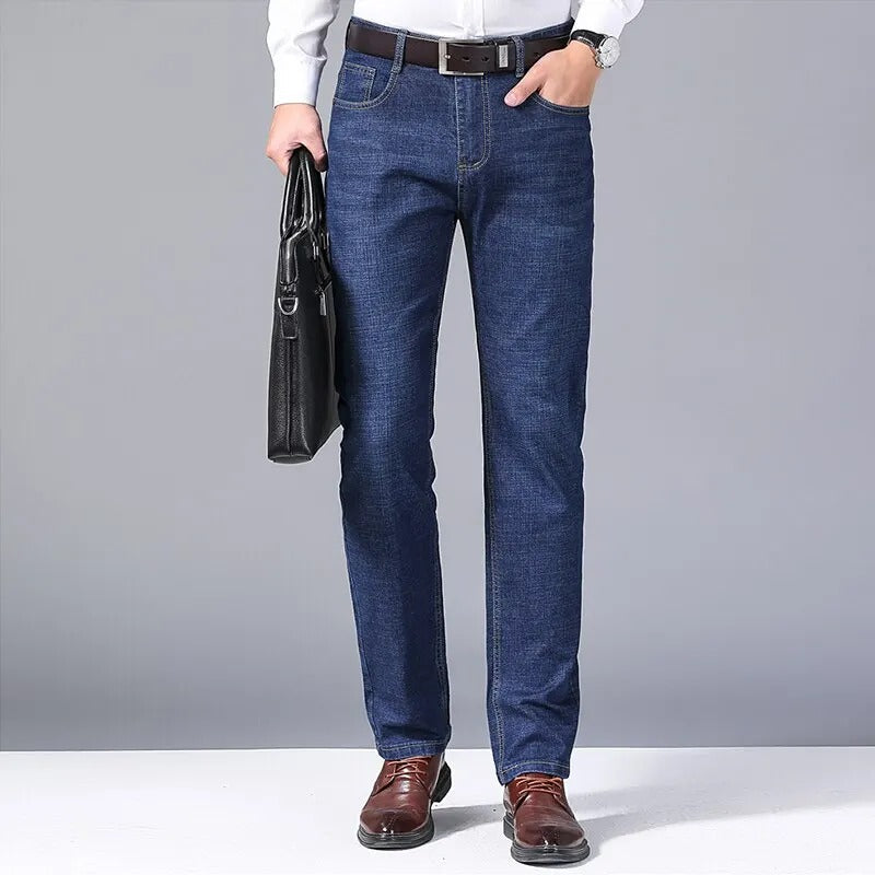 Myke og slitesterke herrejeans i blått. Designet for optimal komfort og langvarig bruk.