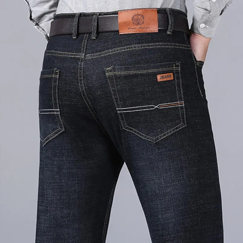 Moderne slim fit herrejeans i blå. Essensielle herrebukser for en casual og trendy stil.