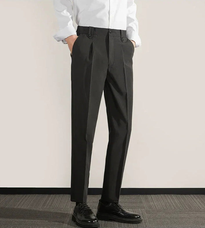 Elegante herrebukser med plissert front, rett ben og klassisk passform for en tidløs og stilig look.