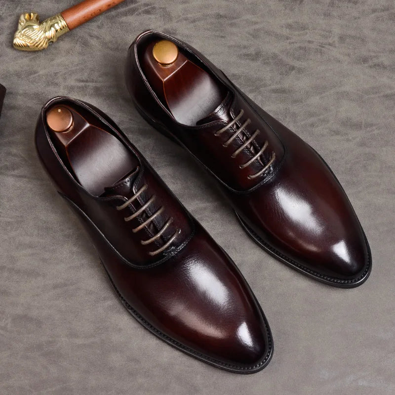 Formelle Oxford dressko for menn, klassisk og tidløst design, ideelle som arbeidssko eller til bryllup.