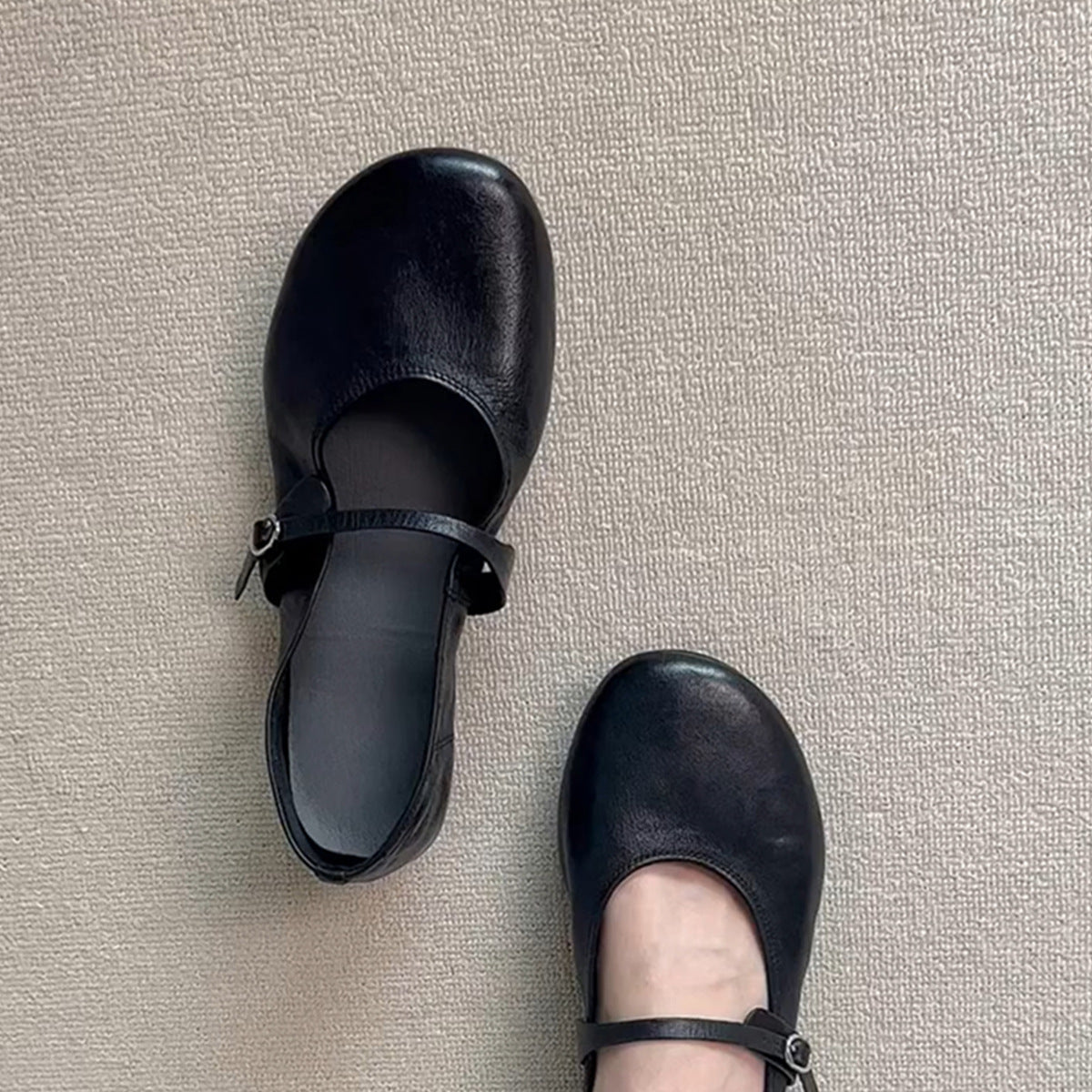 "Klassiske Mary Jane ballerinas i lær med justerbar stropp, elegant avrundet tå og komfortabel polstret innersåle."