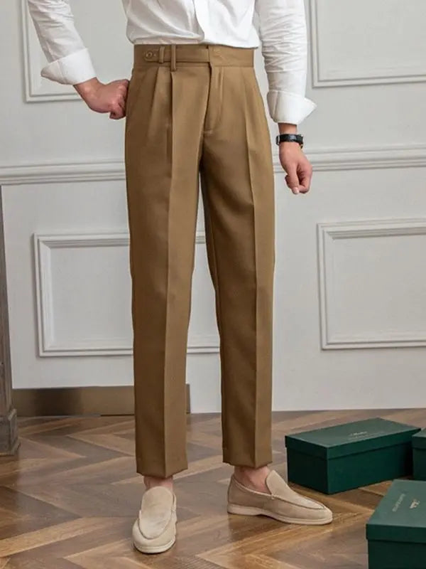 Brune skreddersydde herrebukser, ideelle for en klassisk, komfortabel og stilren hverdagsstil.