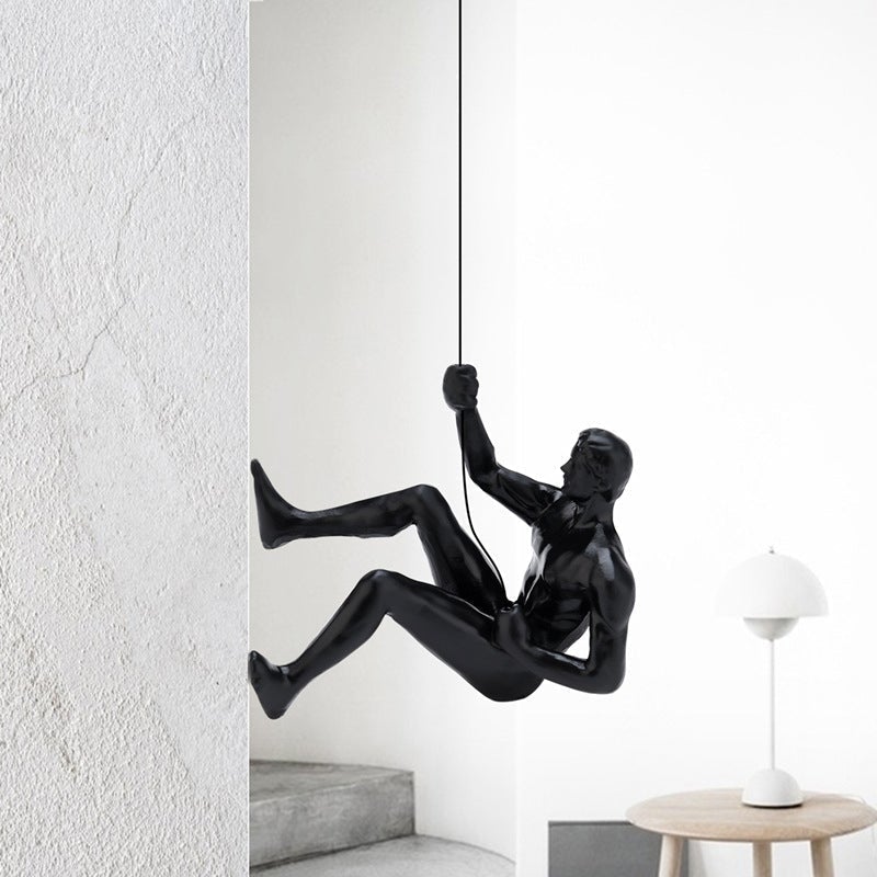 "Klatrende svart veggstatue i 3D resindesign, gir kunstnerisk preg og dybde til hjemmets interiør. Enkel installasjon."