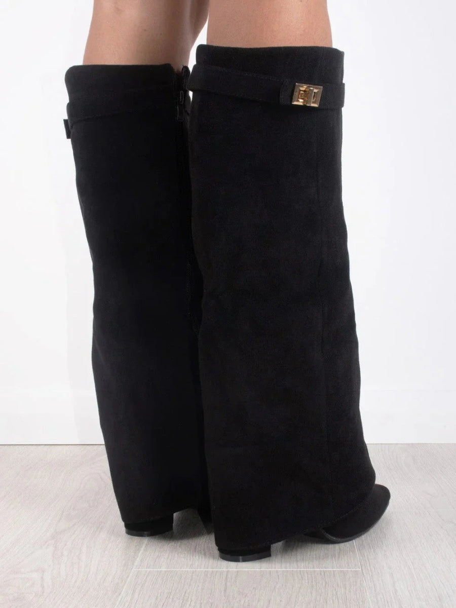 Elegante kvinneboots med knehøy stil og robust blokkhæl, i en allsidig brun/beige farge.