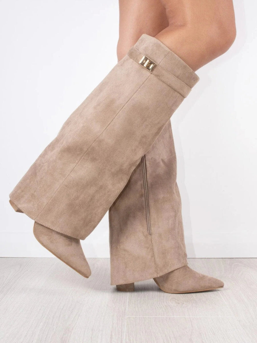 Brun/beige kvinneboots, knehøy modell med solid blokkhæl for optimal komfort og stil.