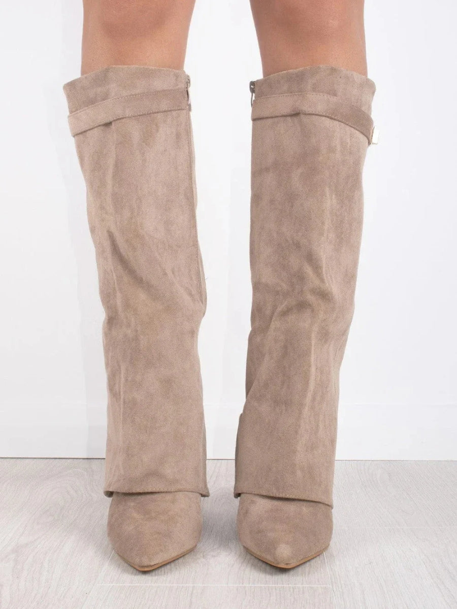 Kvinneboots i brunt/beige skinn, moderne knehøy stil med elegant blokkhæl for hverdagsbruk.