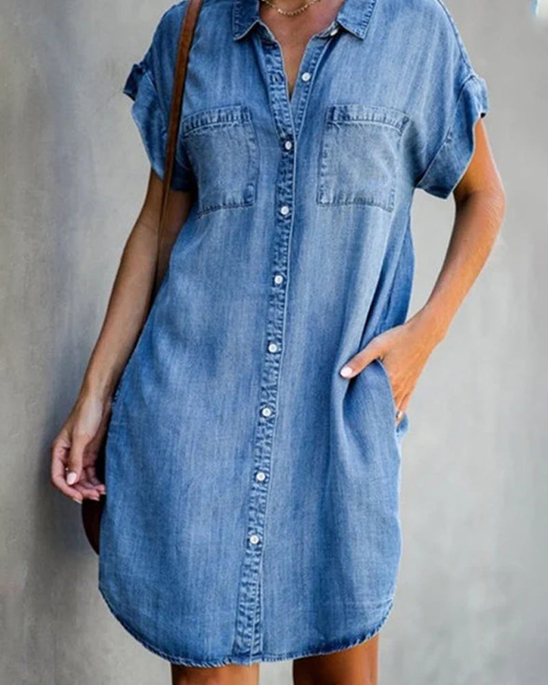 "Knelang denimkjole, kortermet, skjortekrage, vises forfra, robust materiale, lommer og knapper for ekstra stil."