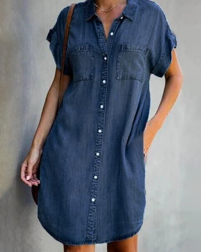 "Knelang denimkjole, kortermet, skjortekrage, vises forfra, robust materiale, lommer og knapper for ekstra stil."