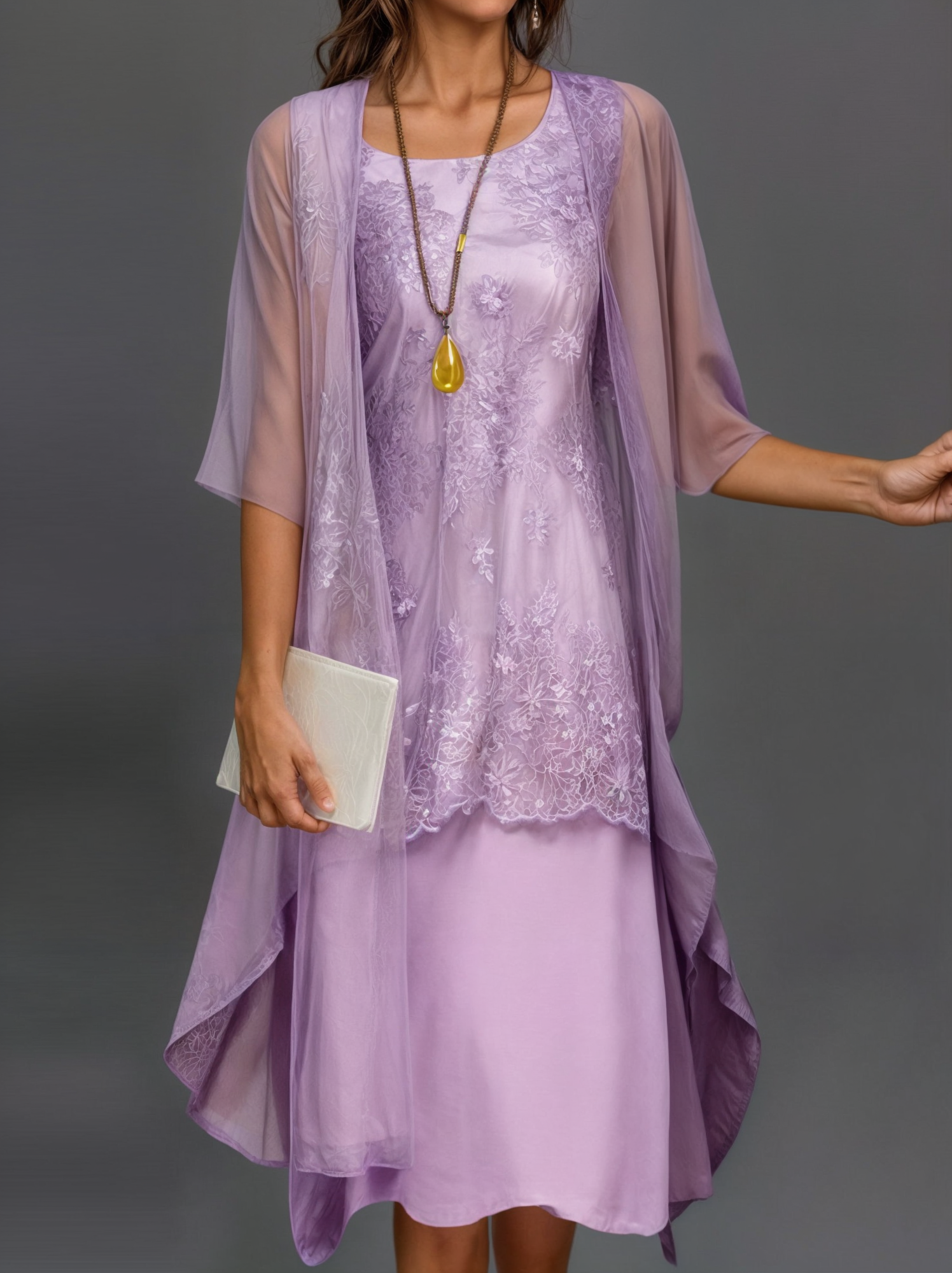 Knelang kvinnekjole med blomstermønster og cardigan. Et allsidig antrekk for ulike arrangementer.