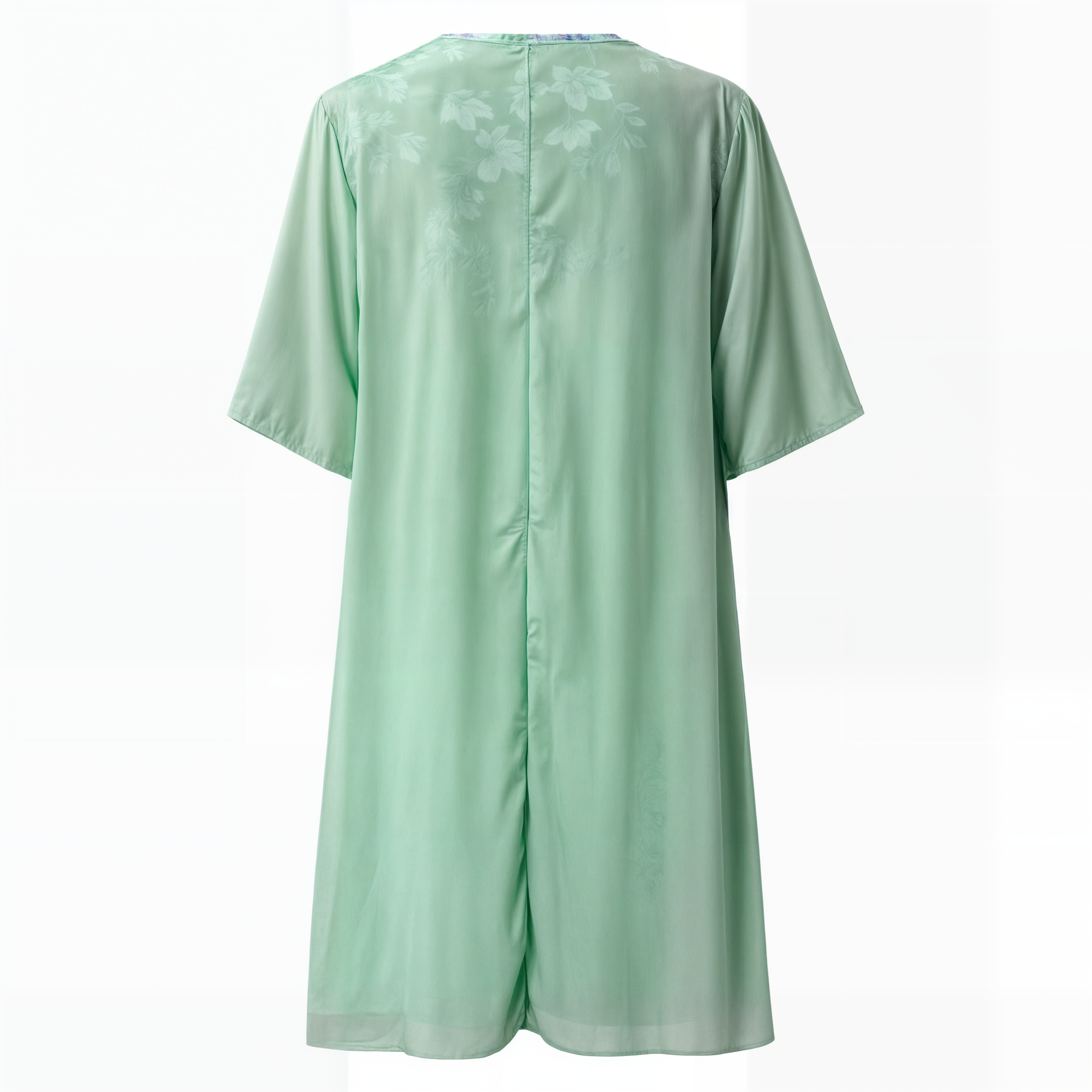 Sommerens must-have: Knelang kvinnekjole med blomstertrykk og praktisk cardigan.