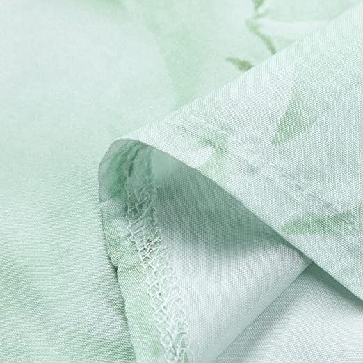 Knelang kvinnekjole med blomstermønster, designet for komfort og stil, med passende cardigan.