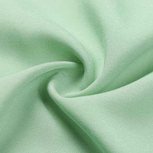 Knelang kvinnekjole med delikat blomstermønster og en myk cardigan. Et antrekk for enhver anledning.