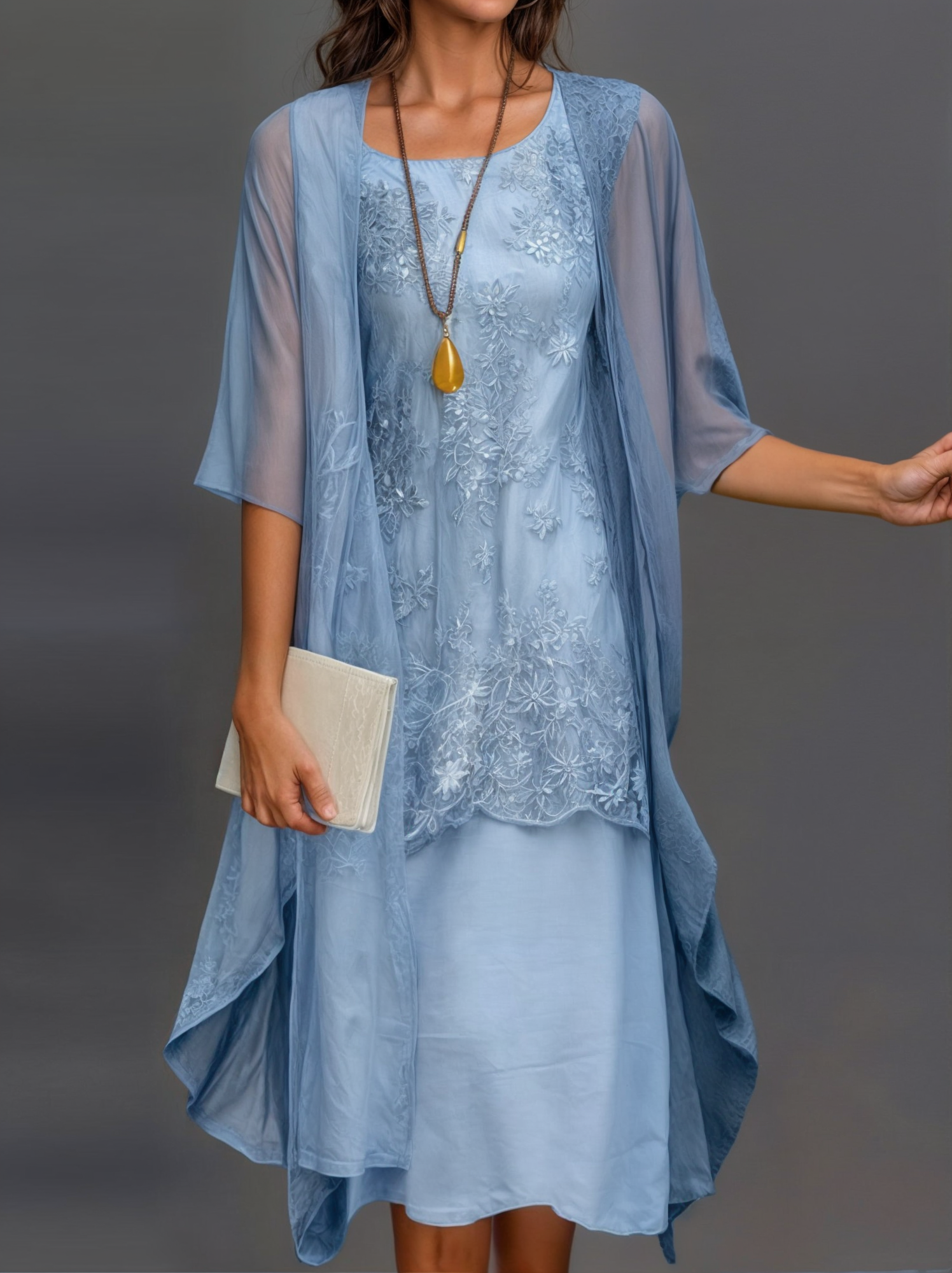 Festkjole: Knelang kvinnekjole med livlig blomstermønster og matchende, komfortabel cardigan.