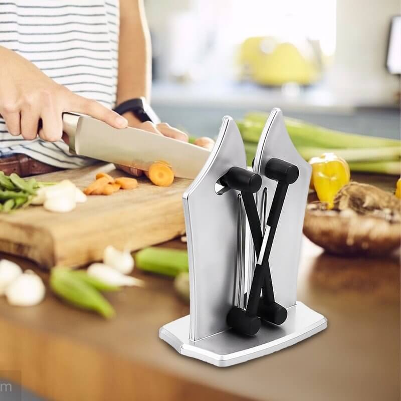 Knivsliper med fjærbare stenger for alle knivtyper. Enkel i bruk. Kompakt design, perfekt for kjøkkenbruk.