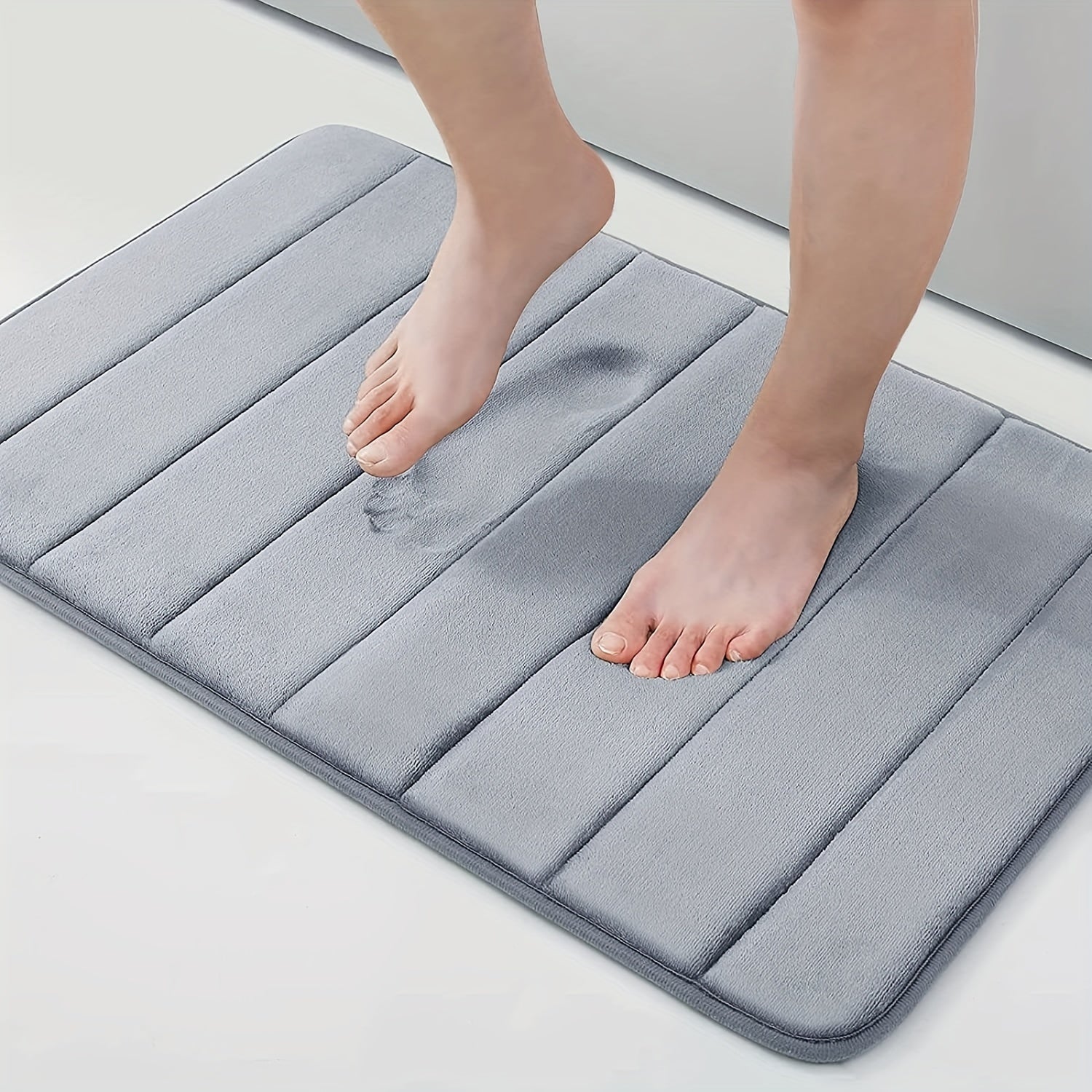 Myk og komfortabel antiskli badematte for dusj og badekar. Sikrer trygghet med moderne stil på badet.