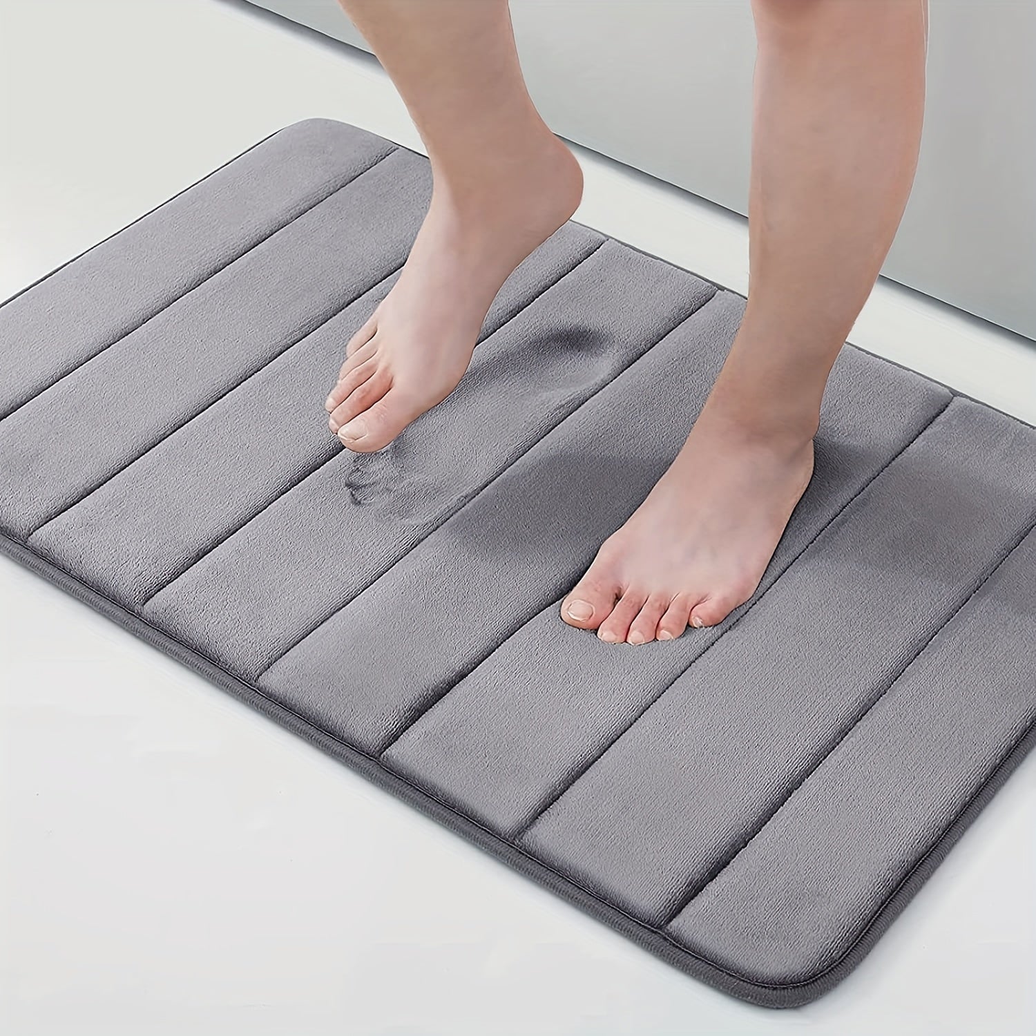 Elegant hvit antiskli badematte for minimalistiske moderne bad. Komfortabel, myk og enkel å rengjøre.