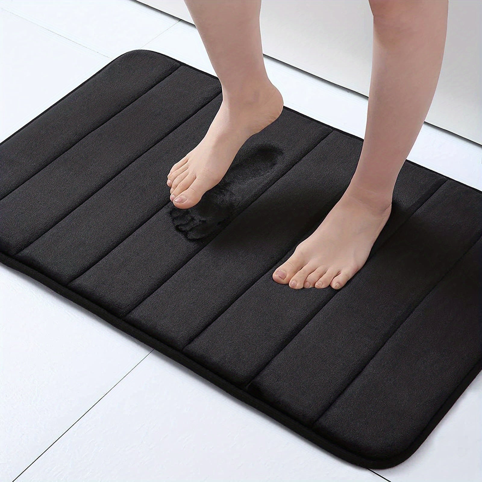 Forbedrer sikkerheten på badet med en moderne antiskli badematte. Stilrent design og myk komfort.