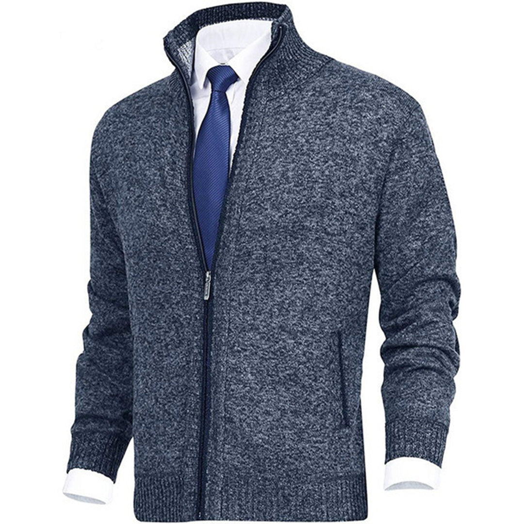 "Komfortabel beige vår-cardigan for herre med ribbestrikkede kanter og sidelommer, perfekt for stil og fleksibilitet."