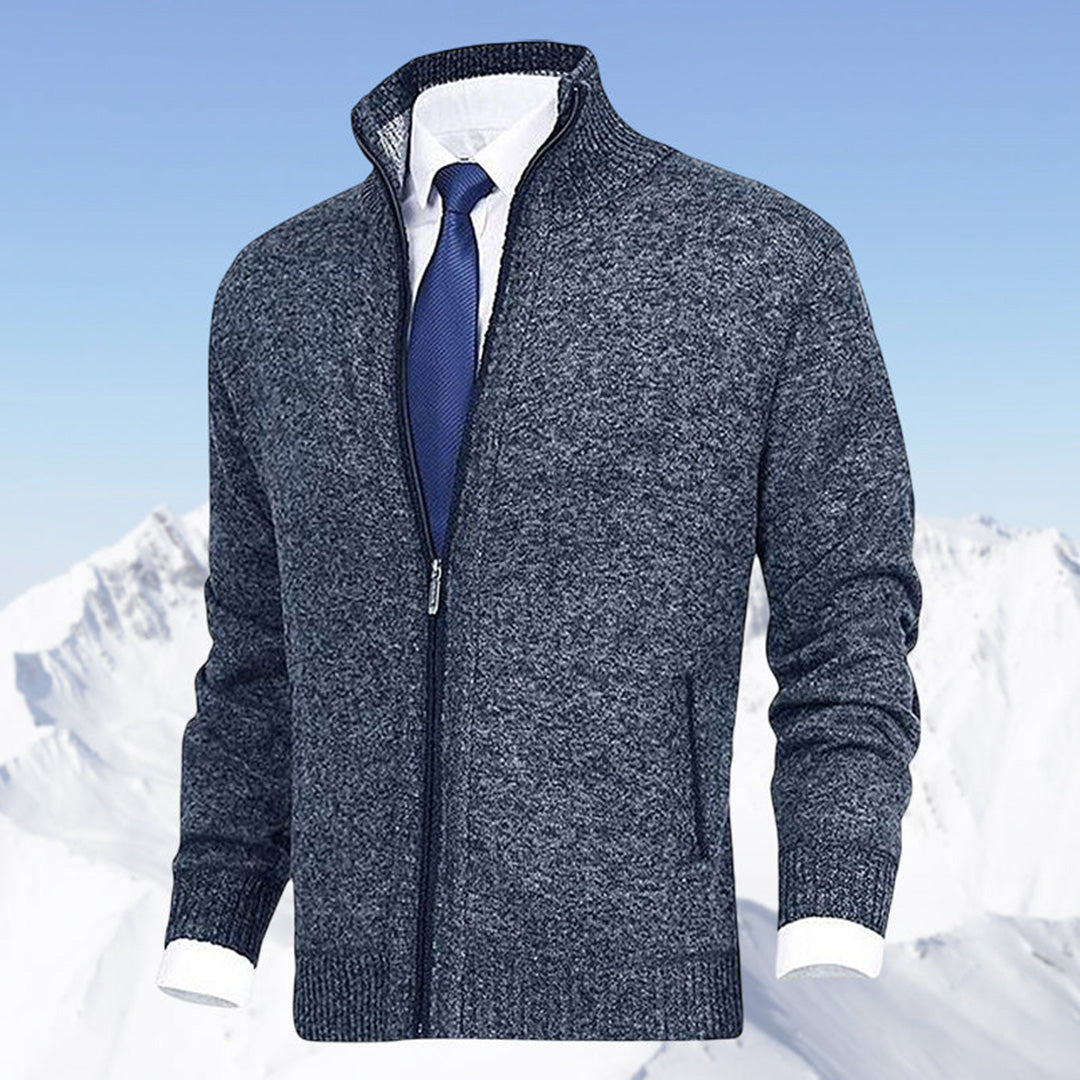 "Komfortabel beige vår-cardigan for herre med ribbestrikkede kanter og sidelommer, perfekt for stil og fleksibilitet."