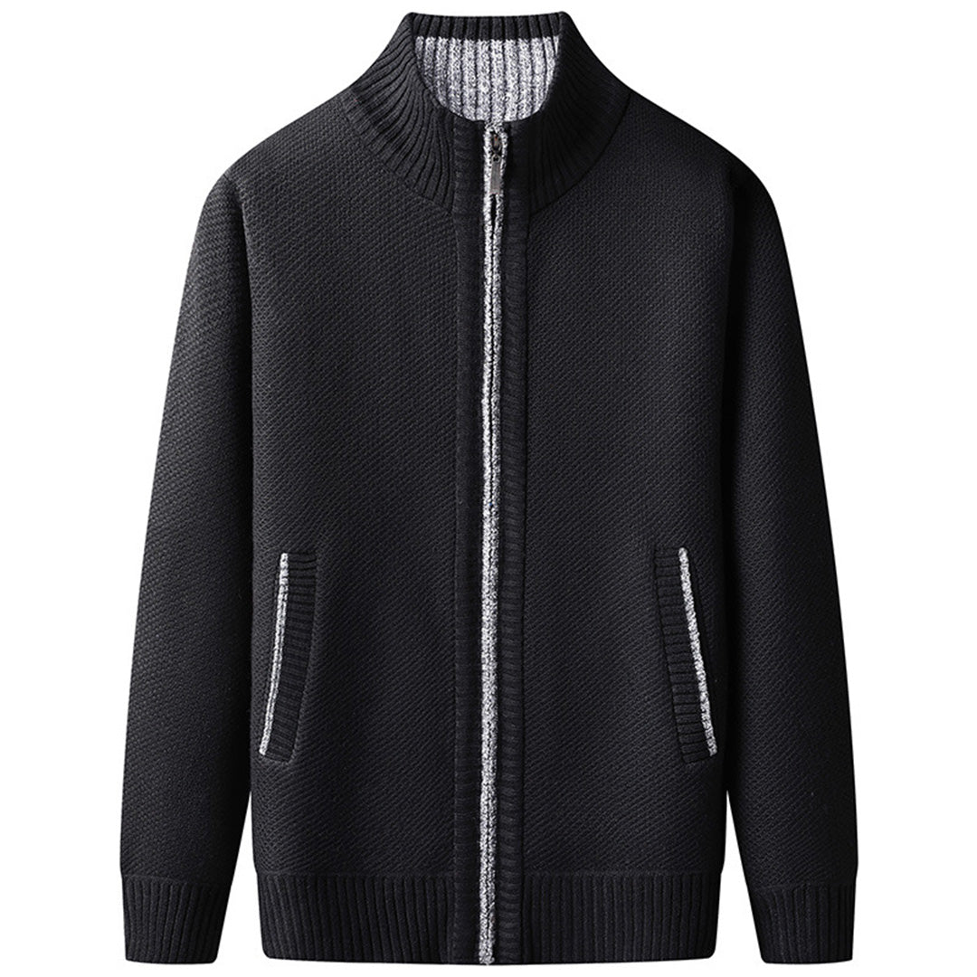 "Komfortabel beige vår-cardigan for herre med ribbestrikkede kanter og sidelommer, perfekt for stil og fleksibilitet."