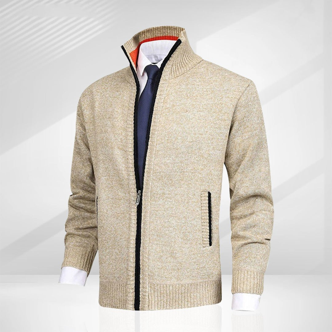 "Komfortabel beige vår-cardigan for herre med ribbestrikkede kanter og sidelommer, perfekt for stil og fleksibilitet."