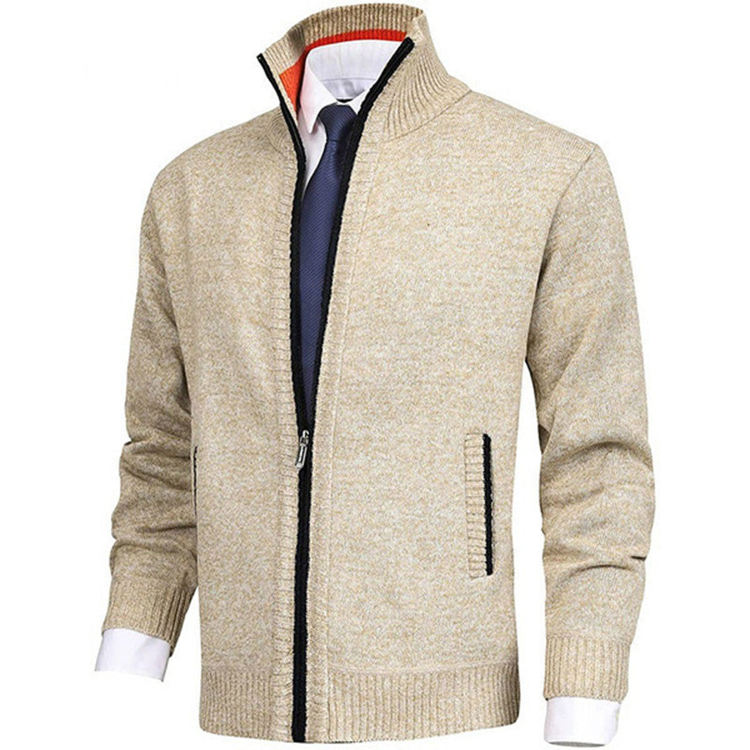 "Komfortabel beige vår-cardigan for herre med ribbestrikkede kanter og sidelommer, perfekt for stil og fleksibilitet."