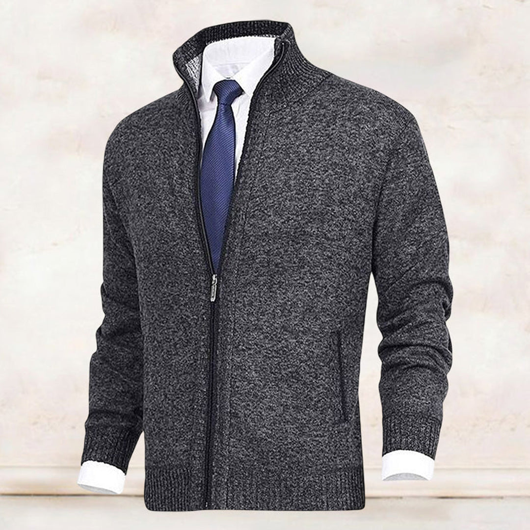 "Komfortabel beige vår-cardigan for herre med ribbestrikkede kanter og sidelommer, perfekt for stil og fleksibilitet."