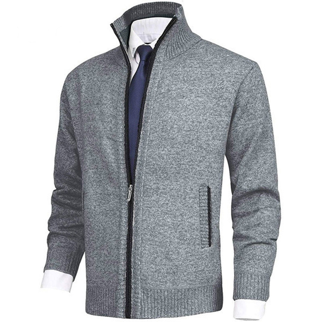 "Komfortabel beige vår-cardigan for herre med ribbestrikkede kanter og sidelommer, perfekt for stil og fleksibilitet."