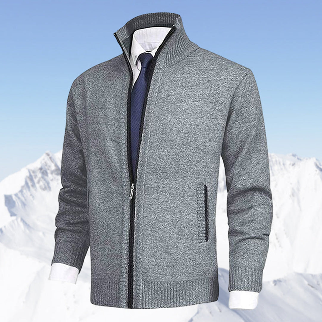 "Komfortabel beige vår-cardigan for herre med ribbestrikkede kanter og sidelommer, perfekt for stil og fleksibilitet."