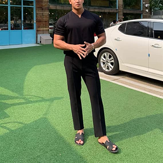 Nærbilde av etikett og halslinje på en komfortabel polyester V-hals t-skjorte for menn.