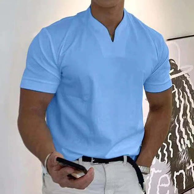 Stabel av fargerike V-hals t-skjorter i polyester for menn, klar for sommer og fritid.