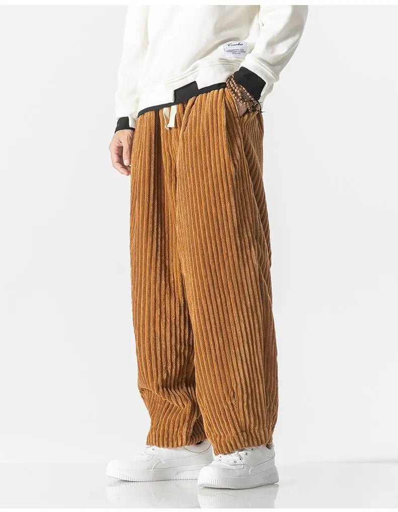 Stilfull casual herrebukse med rett ben og løs passform. Gir optimal bevegelsesfrihet og modern avslappet stil.