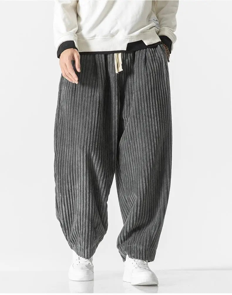 Elegant herrebukse med rett passform, tilbyr en avslappet, men pen stil. Komfortabel og funksjonell for menn.