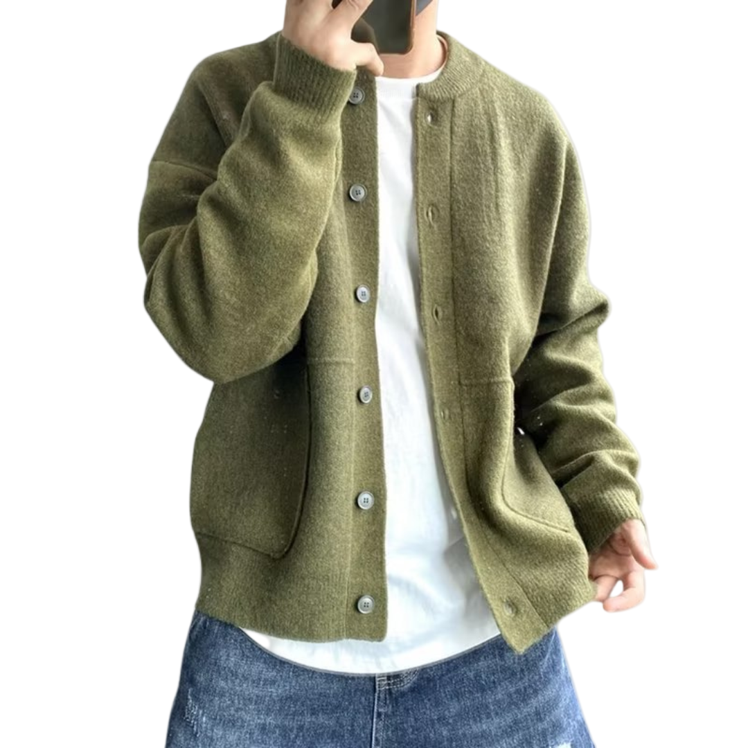 Komfortabel herrecardigan med knapper. Stilfull og varm, perfekt for herremote lagpålag. Tilgjengelig i grønn, beige, svart.