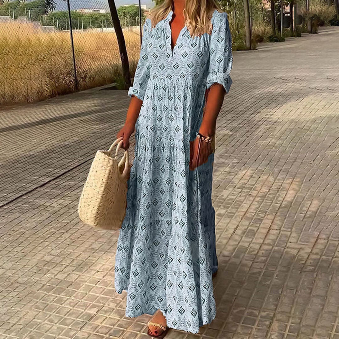 "Komfortabel LEILA maxikjole med blått unik mønster, luftig og trendy for en chic sommerstil."