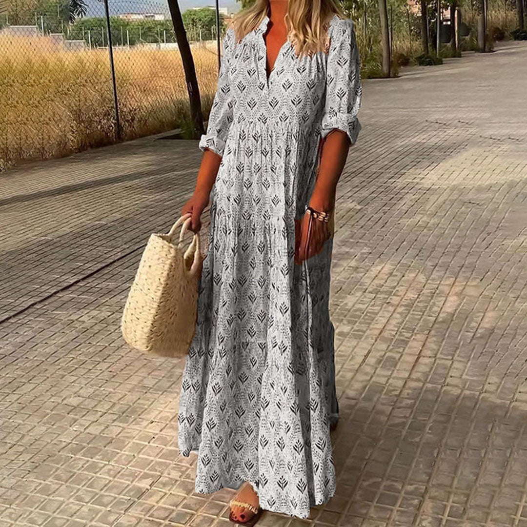 "Komfortabel LEILA maxikjole med blått unik mønster, luftig og trendy for en chic sommerstil."