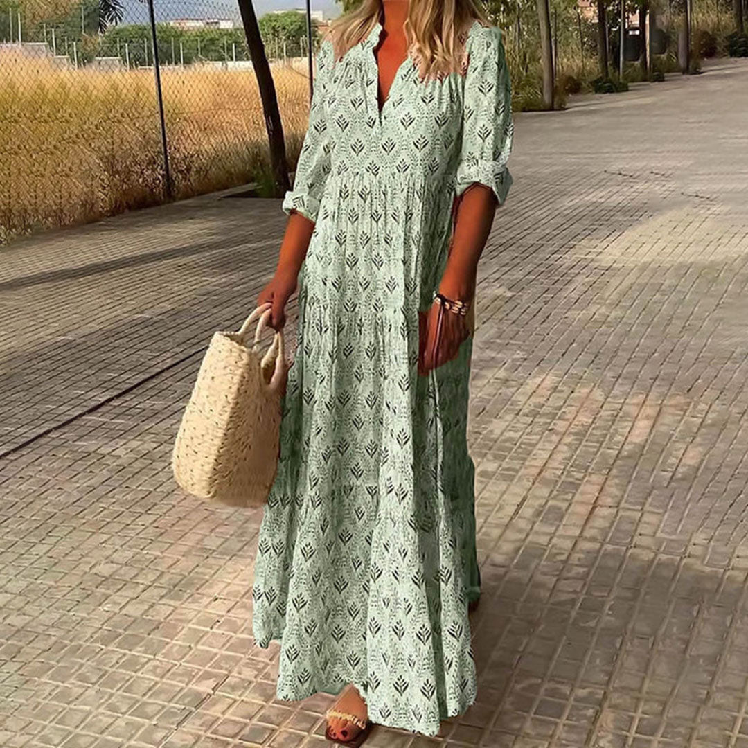 "Komfortabel LEILA maxikjole med blått unik mønster, luftig og trendy for en chic sommerstil."