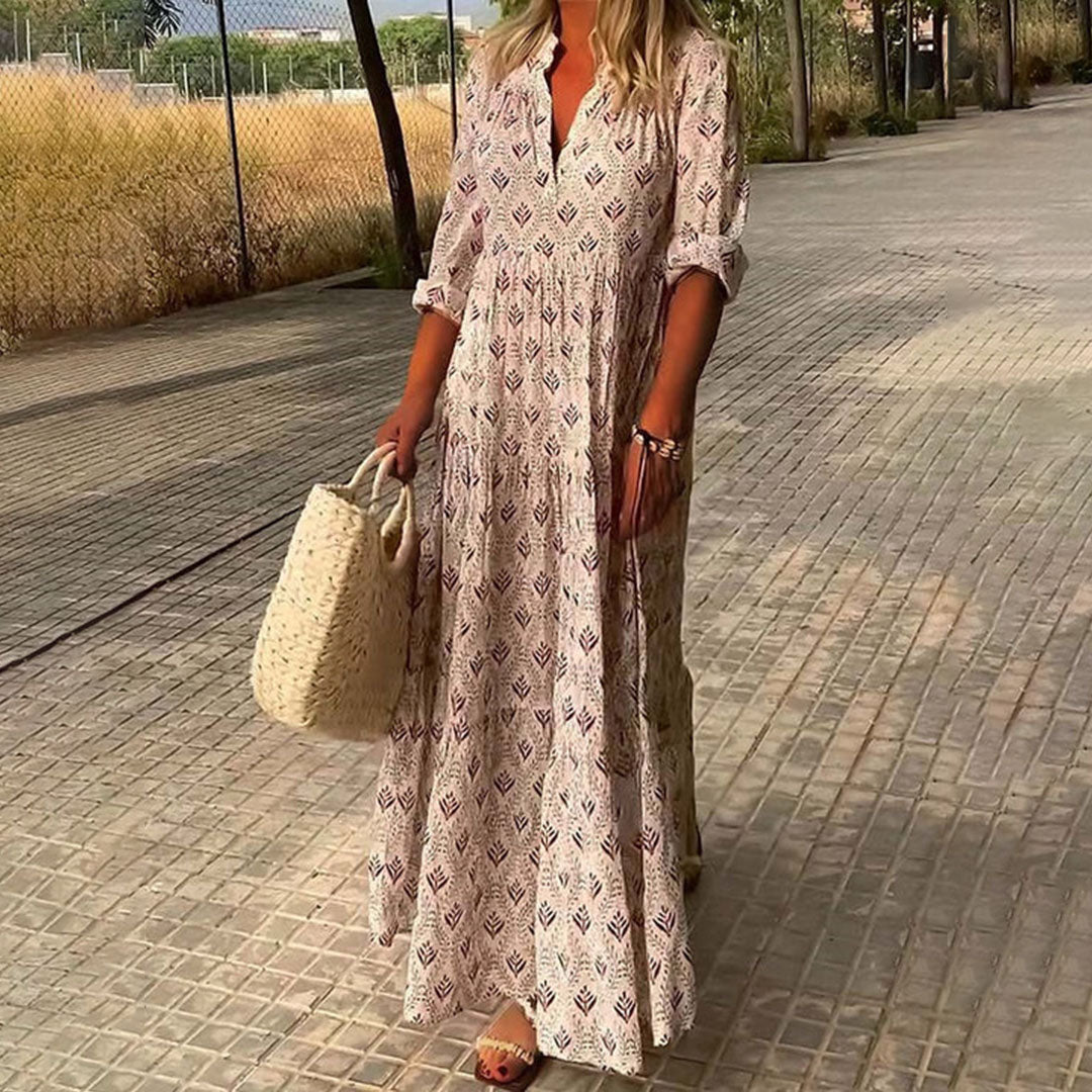"Komfortabel LEILA maxikjole med blått unik mønster, luftig og trendy for en chic sommerstil."