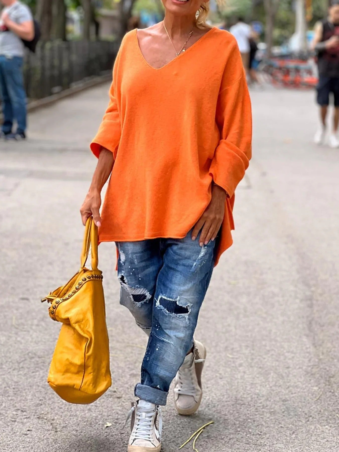 Moderne v-hals genser for kvinner, perfekt for lagvis antrekk over en skjorte for en trendy stil.