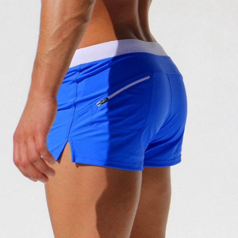 Menns badeshorts i marineblått, perfekt for strand og svømming, hurtigtørkende og komfortable.