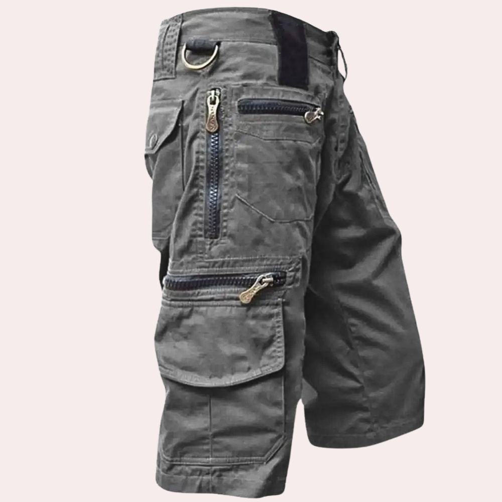 "Komfortable cargo shorts for menn i lettvektsmateriale med flere lommer, perfekt for sommeraktiviteter."