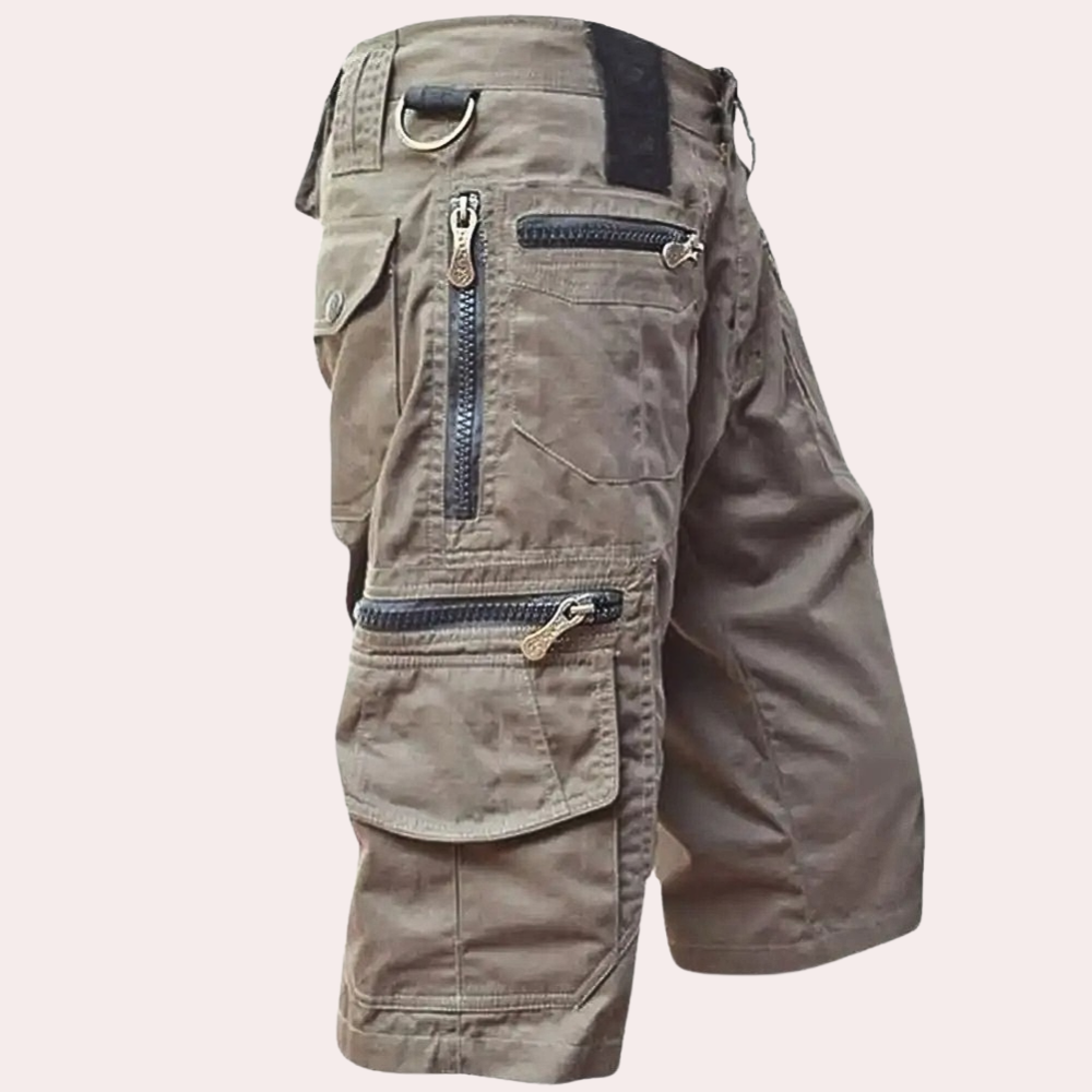 "Komfortable cargo shorts for menn i lettvektsmateriale med flere lommer, perfekt for sommeraktiviteter."