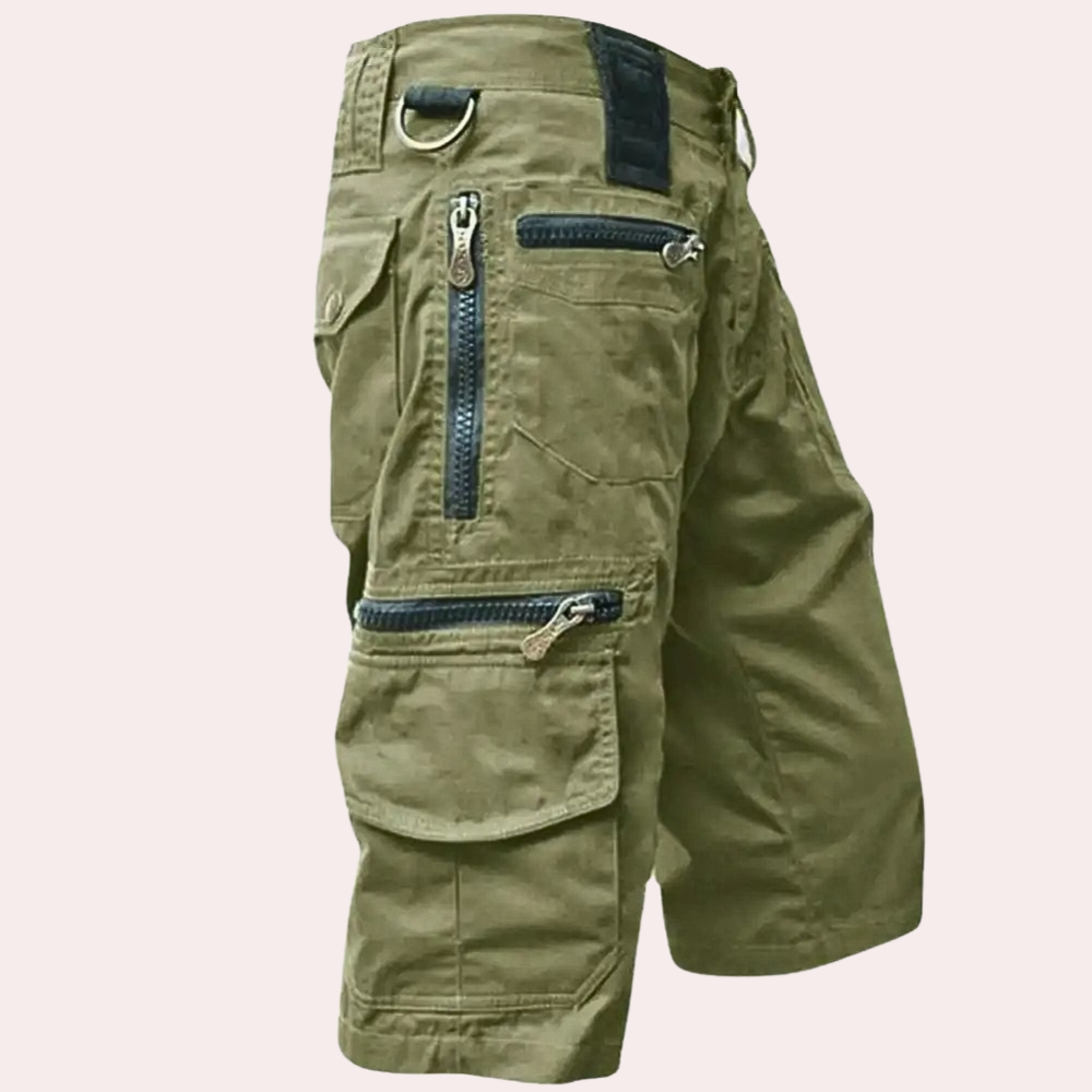 "Komfortable cargo shorts for menn i lettvektsmateriale med flere lommer, perfekt for sommeraktiviteter."