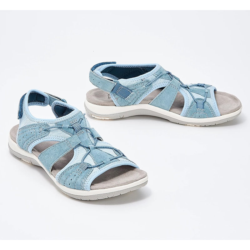 Klassiske sorte flatsandaler for damer, med anatomisk utformet såle for optimal støtte.