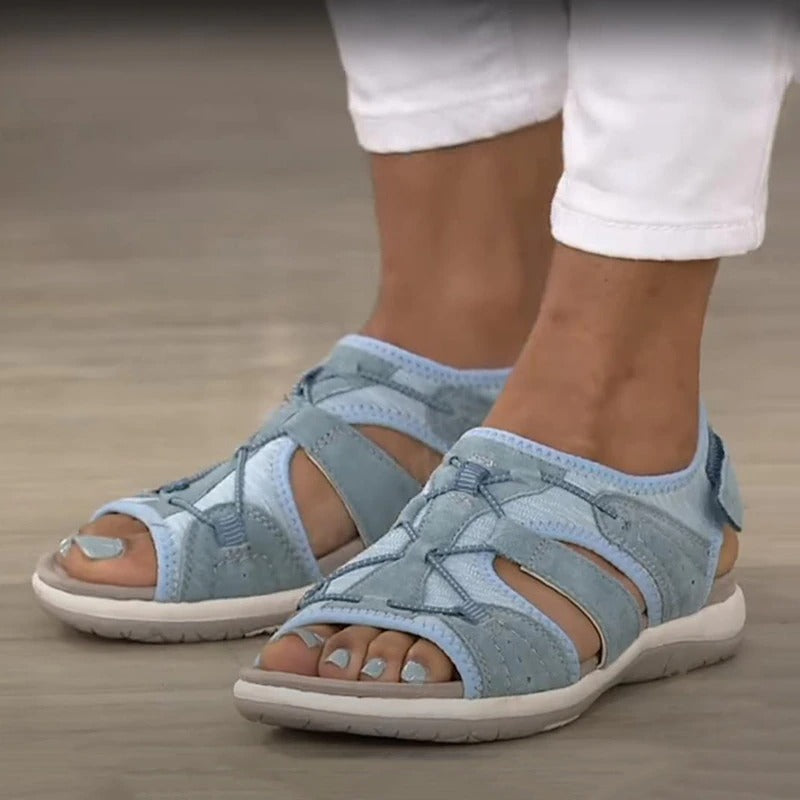 Bohemske sandaler for kvinner med fargerike detaljer og komfortabel, støtdempende plattformsåle.